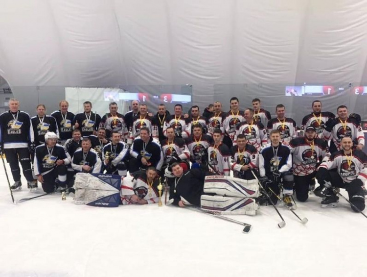 Мариупольская аматорская команда по хоккею дебютировала победой в турнире