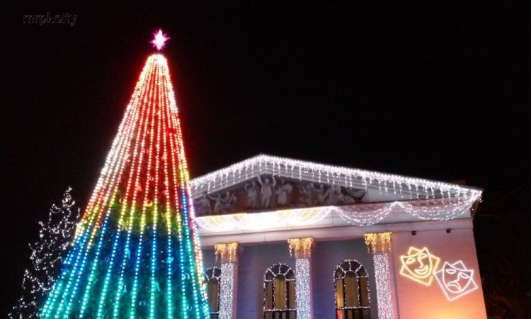 В центре Мариуполя разноцветными огоньками засверкала главная елка города (ФОТО)
