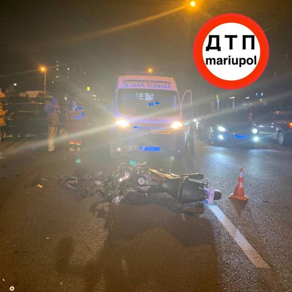 В Велесову ночь на дорогах Мариуполя разбились автомобили и мотоцикл. Девушка-водитель в больнице