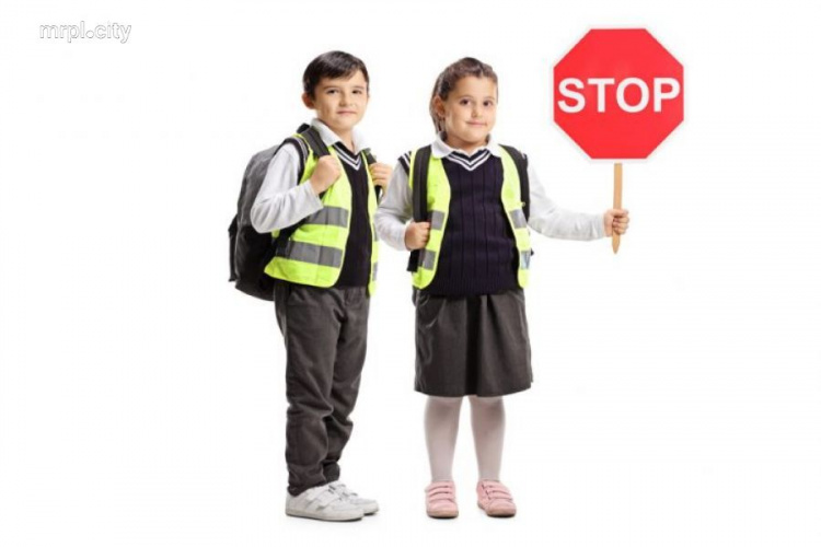 Мариупольские школьники с 1 сентября будут носить светоотражающие жилеты (ФОТО)