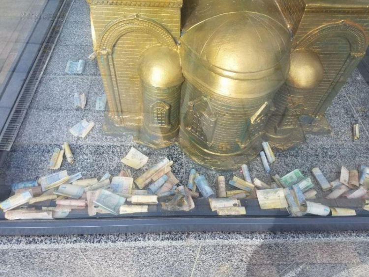 На счастье: в Мариуполе храм Марии усыпали деньгами (ФОТО)