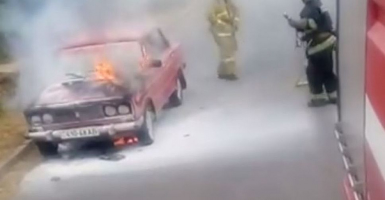На дороге в Донецкой области внезапно загорелся автомобиль (ФОТО+ВИДЕО)