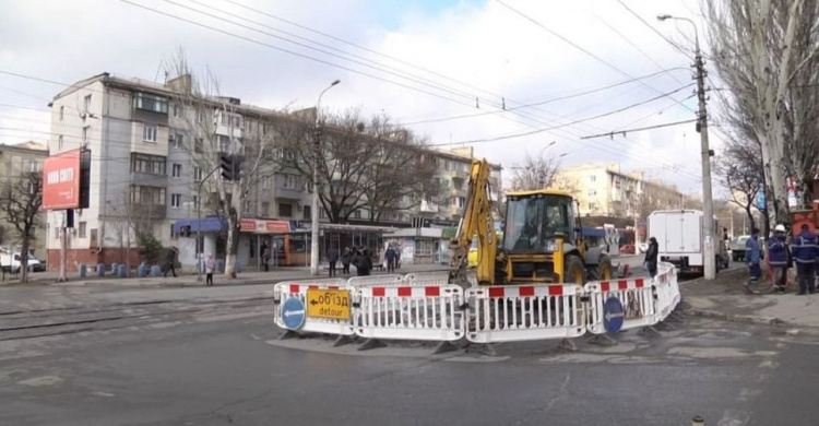 Полиция vs Мариупольский горводоканал: что происходит с аварийным ремонтом в Кальмиусском районе?