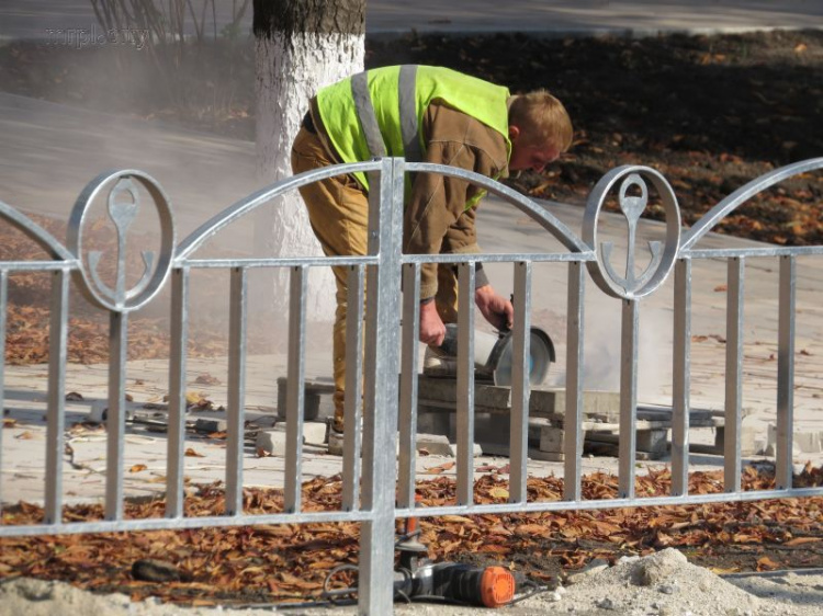 Безопасность мариупольцев обеспечит «серебряная» ограда в пять километров (ФОТОФАКТ)