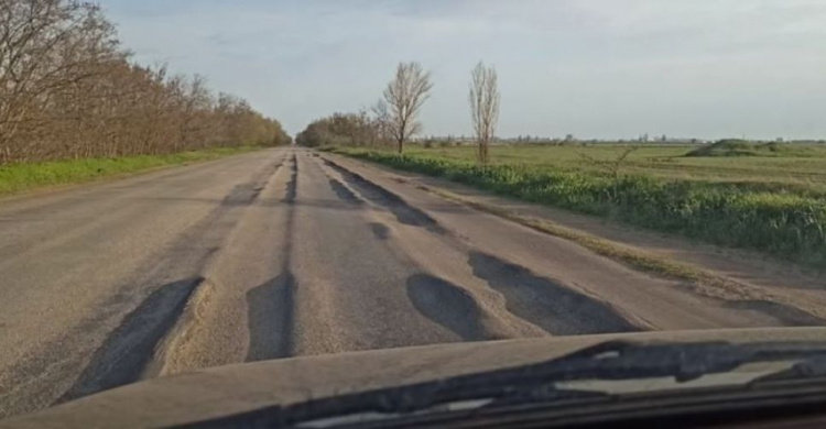 Приходится ехать по «встречке»: в сети показали состояние дороги с Мариуполя в Бердянск