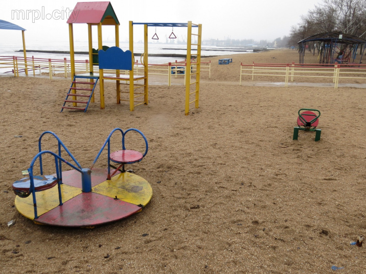 Обезображена пляжная детская площадка в Мариуполе (ФОТОФАКТ)