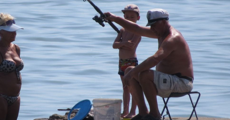 Жара. Мариупольские рыбаки радуются чистому морю и тоскуют по ушедшему бычку с таранью (ФОТО)