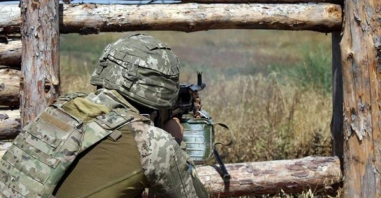На Донбассе во время вражеских обстрелов ранен украинский воин