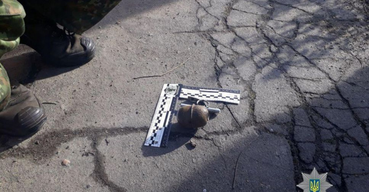 В центре Мариуполя возле детсада обнаружили боевую гранату (ФОТО)