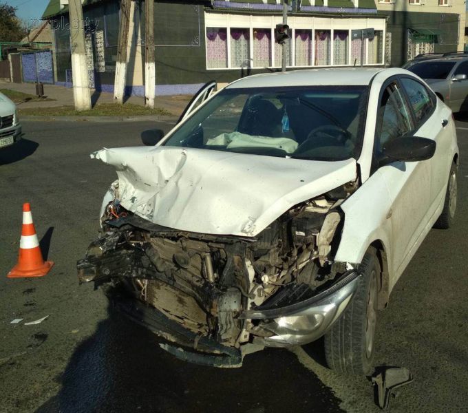 Жуткое ДТП в Мариуполе с участием такси: столкнулись два автомобиля (ФОТО)