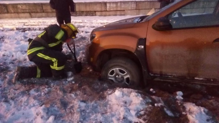 В Мариуполе семеро спасателей вытягивали автомобиль из песка