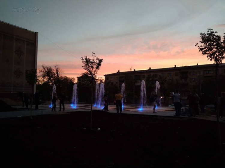 В центре Мариуполя забили разноцветные струи пешеходного фонтана (ФОТО+ВИДЕО)