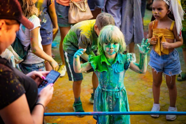 Пена, краски, фаер-шоу: мариупольский «Экстрим-парк» отпраздновал свое совершеннолетие