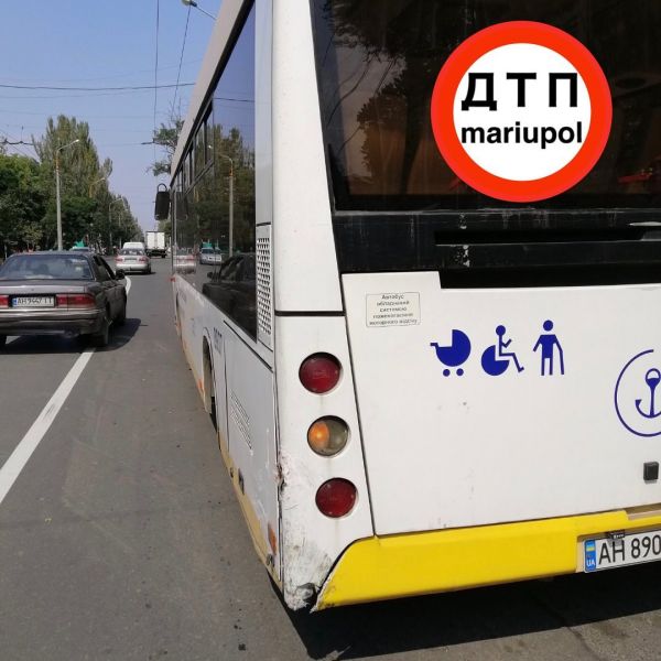 В Приморском районе Мариуполя попали в ДТП  пассажирский автобус и три легковушки
