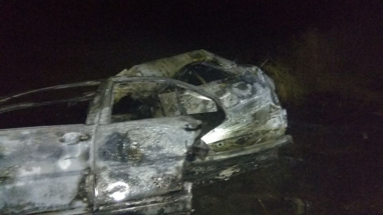 На Донетчине ночью в результате ДТП вспыхнул автомобиль с людьми, есть погибшие  (ФОТО)