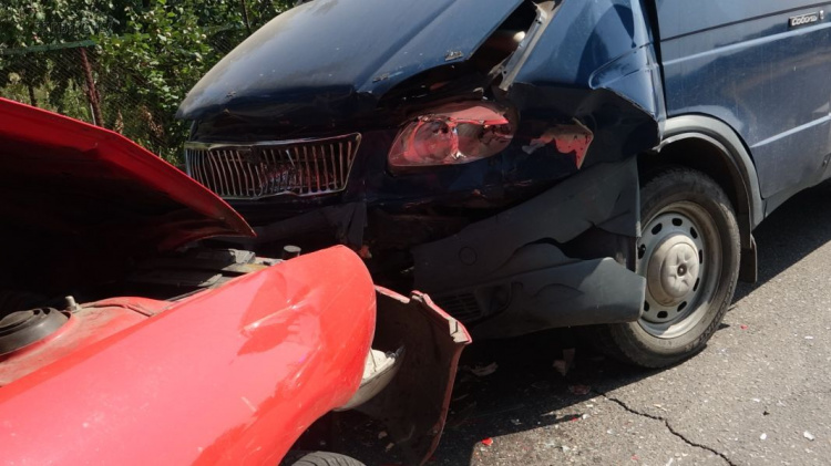 В Мариуполе автомобили не поделили дорогу: один из водителей в больнице (ФОТО)