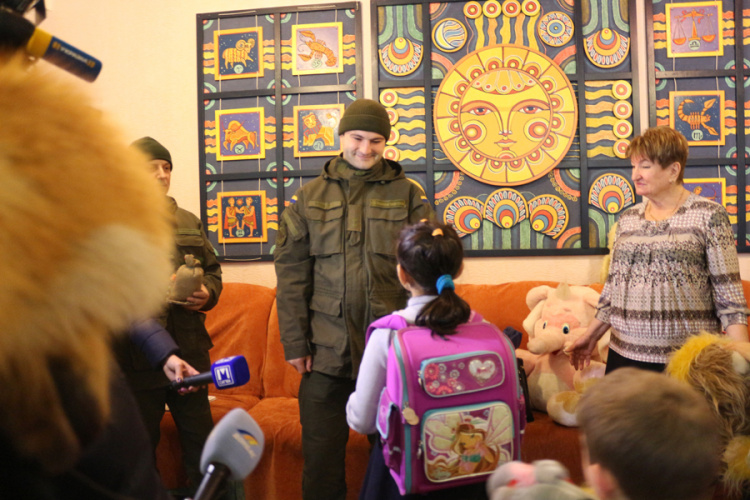 Нацгвардеец стал Святым Николаем для детей из Мариупольского Центра опеки (ФОТО)