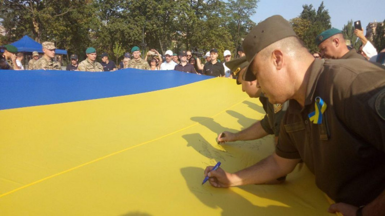 В центре Мариуполя военные пронесли шестиметровый флаг Украины (ФОТО+ВИДЕО)