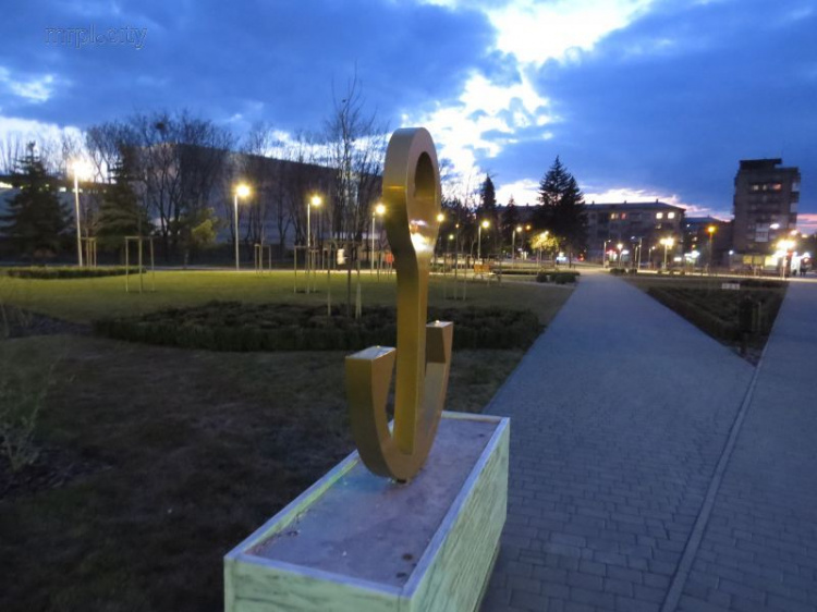 Золотой символ Мариуполя в центре города преобразился из-за вандалов (ФОТОФАКТ)
