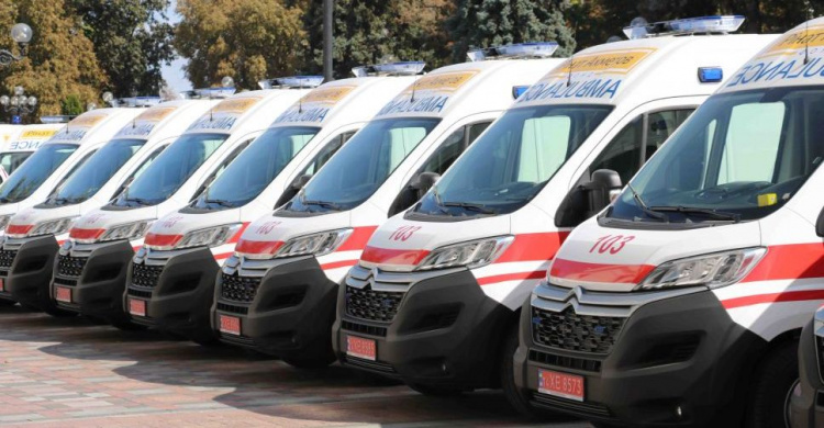 Уникальные скорые-внедорожники и специальные скорые для новорожденных - Фонд Рината Ахметова передал медикам Украины еще 20 автомобилей 