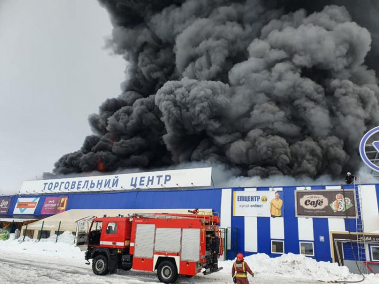 В Николаевской области горит «Эпицентр»: спасатели эвакуируют людей (ДОПОЛНЕНО)