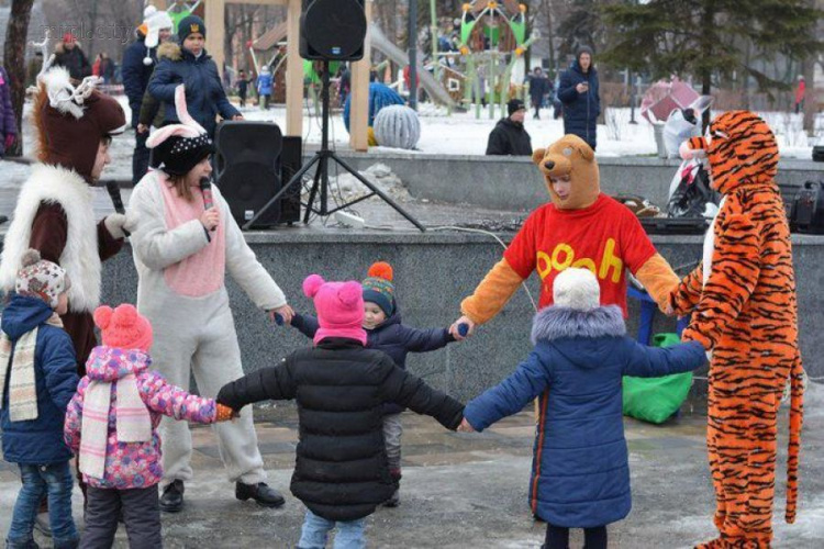 Хороводы и детский смех: в Мариуполе прошло закрытие главной елки (ФОТО)