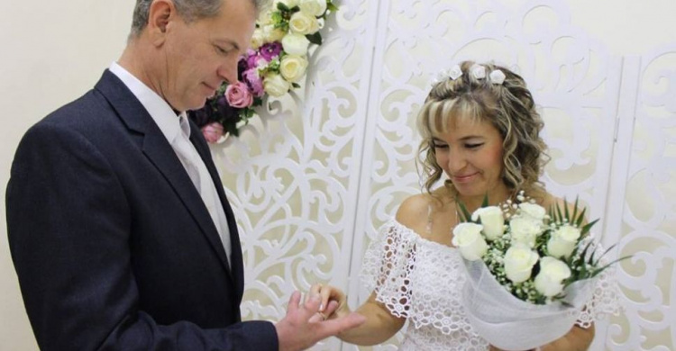Цифра дня: в Мариуполе «Брак за сутки» принес рекордные 153 августовские свадьбы