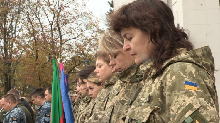 Накануне Дня защитника Украины в Мариуполе отправили в армию 90 призывников (ФОТО)