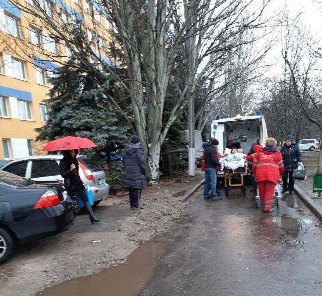 Стихийная парковка возле больницы заблокировала подъезд скорых (ФОТОФАКТ)