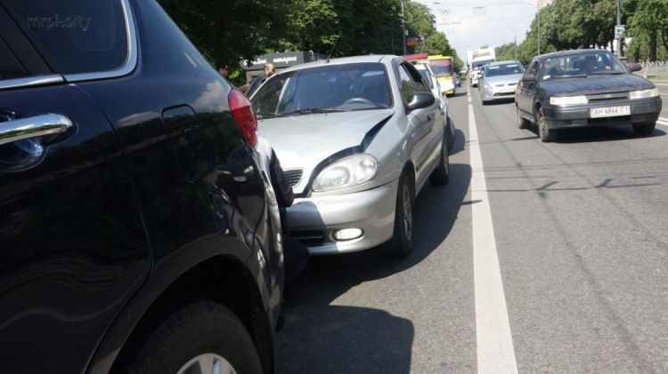 Перепутала педали газа и тормоза: ДТП в центре Мариуполя (ФОТО)