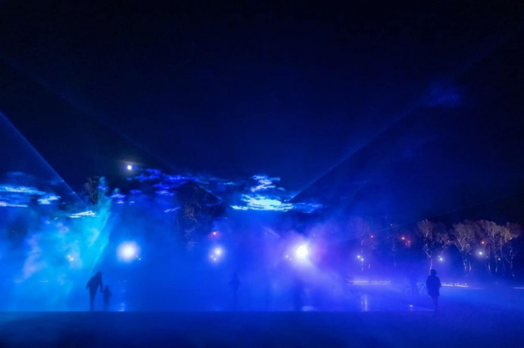 Эффект подводного мира: в Мариуполе завершили световое оформление Юбилейного парка им.Гурова