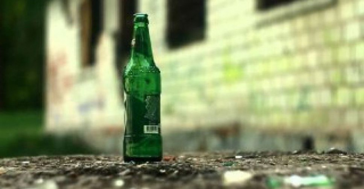 В Мариуполе неизвестные кидали бутылки во двор полиции (ФОТО)