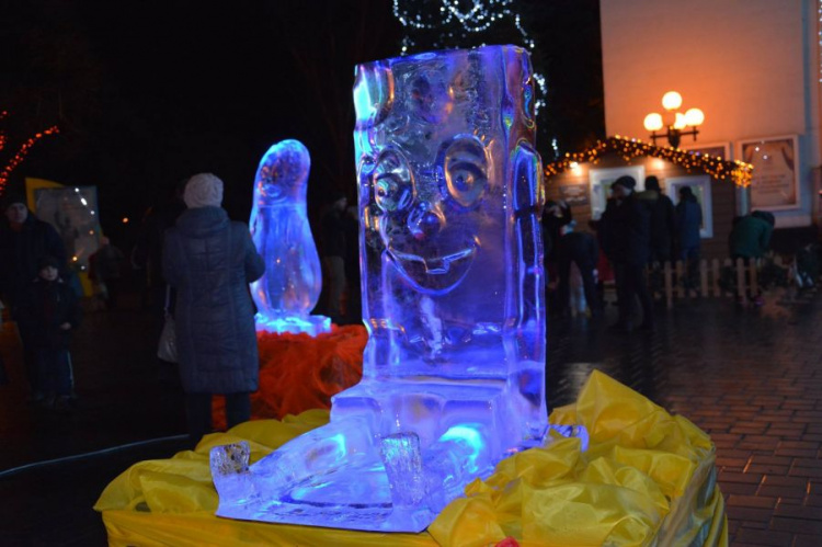 В центре Мариуполя закончили создание ледяных скульптур (ФОТОФАКТ)