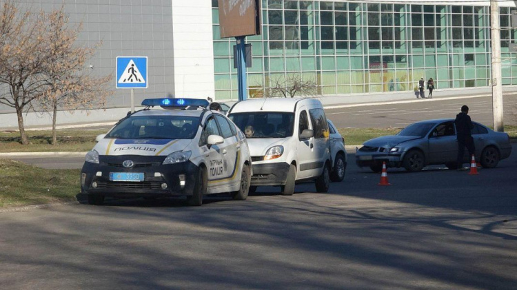 В Мариуполе на перекрестке столкнулись автомобили: есть пострадавший (ФОТО)
