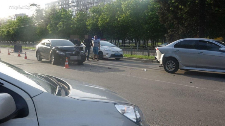 В центре Мариуполя на пешеходном переходе столкнулись две иномарки (ФОТО)