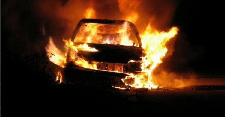 В Мариуполе загорелись два автомобиля