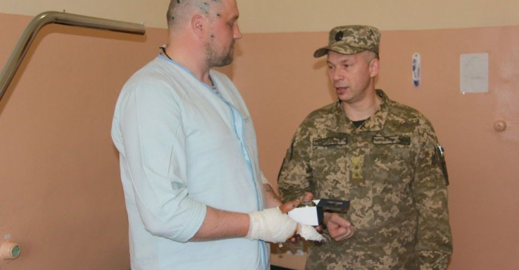 В День Победы над нацизмом раненные в Донбассе военнослужащие получили награды (ФОТО)