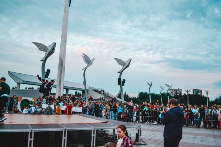 Танцы и паркур под открытым небом: как в Мариуполе прошел фестиваль уличной культуры (ФОТОРЕПОРТАЖ)