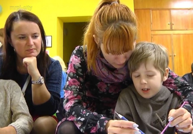 Научат говорить с нуля: в Мариуполе работает инклюзивный центр для детей (ФОТО)
