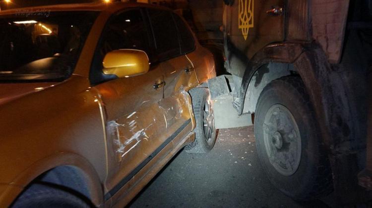 В Мариуполе военный КамАЗ столкнулся с  Porsche Cayenne (ФОТО)