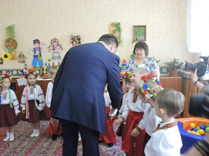 Мариупольский детсад получил подарки от главы правительства (ФОТО)