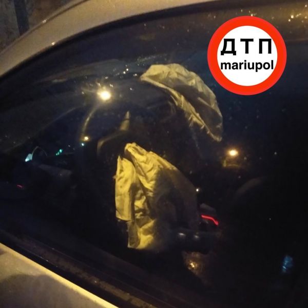 Автомобиль с пьяным водителем врезался в столб в Мариуполе