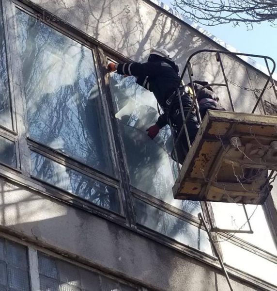 Водолазы спасали мариупольцев от падения на них стекол и бетонных элементов (ФОТО)  