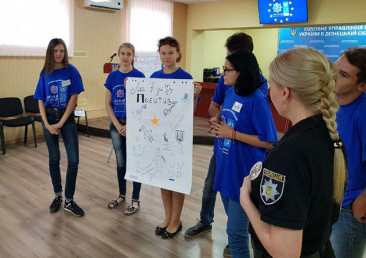 Мариупольские подростки учатся помогать сверстникам избегать насилия (ФОТО+ВИДЕО)