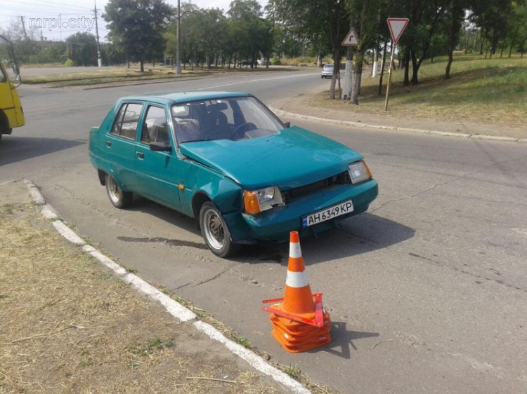 Не хватило дороги: в Мариуполе столкнулись две легковушки (ФОТО)