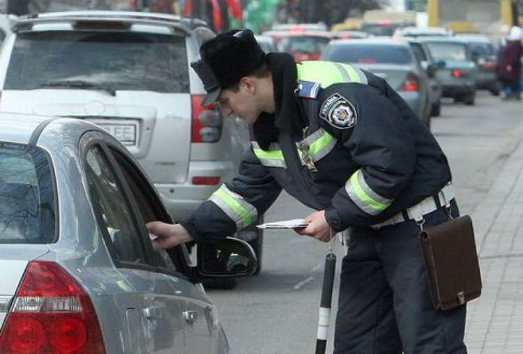 В Мариуполе водитель без прав пытался прийти к компромиссу с помощью взятки (ОПЕРАТИВНАЯ СЪЕМКА)