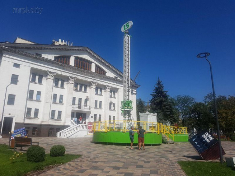 Гигантская карусель переехала с Песчанки в центр Мариуполя (ФОТО+ВИДЕО)