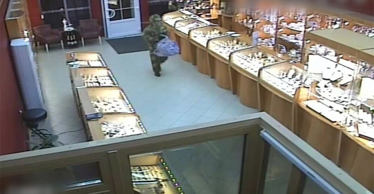 Опубликовано видео налета на ювелирный магазин на Донетчине. Полиция просит помощи (ФОТО+ВИДЕО)