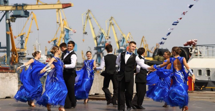Марш буксиров и танцевальные номера  - в честь 131-летия Мариупольского порта