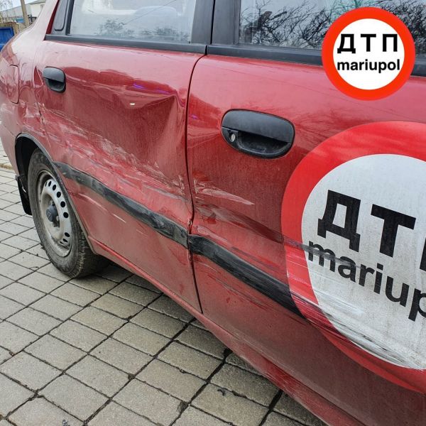 Ирония судьбы: в Мариуполе автомобиль с наклейкой «ДТП» попал в аварию